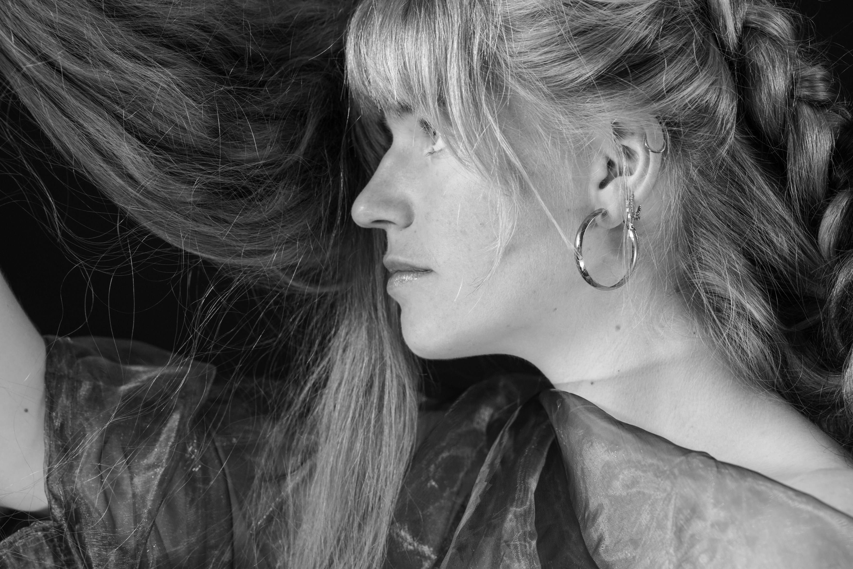 8 Updos for Thick Hair That Maximize Volume: Summer Guide 3 updos for thick hair