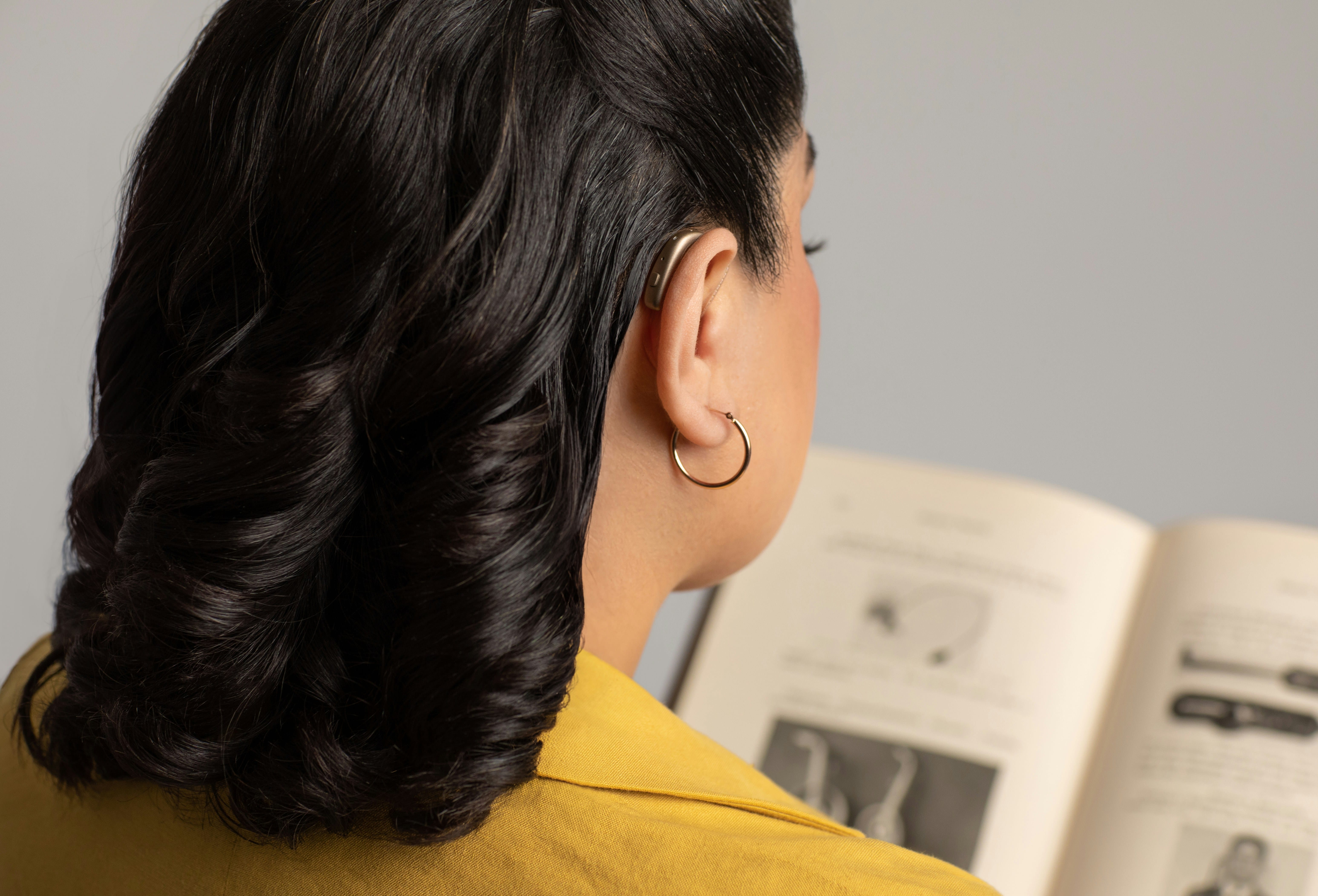 8 Updos for Thick Hair That Maximize Volume: Summer Guide 4 updos for thick hair